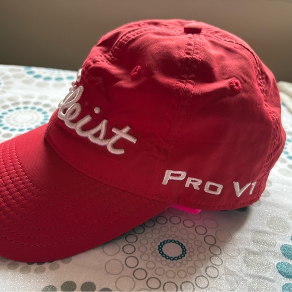 MENS Red Titleist golf
Foot joy
ProV one
Red label
Adjustable Golf cap
Hot Cap - Picture 7 of 8